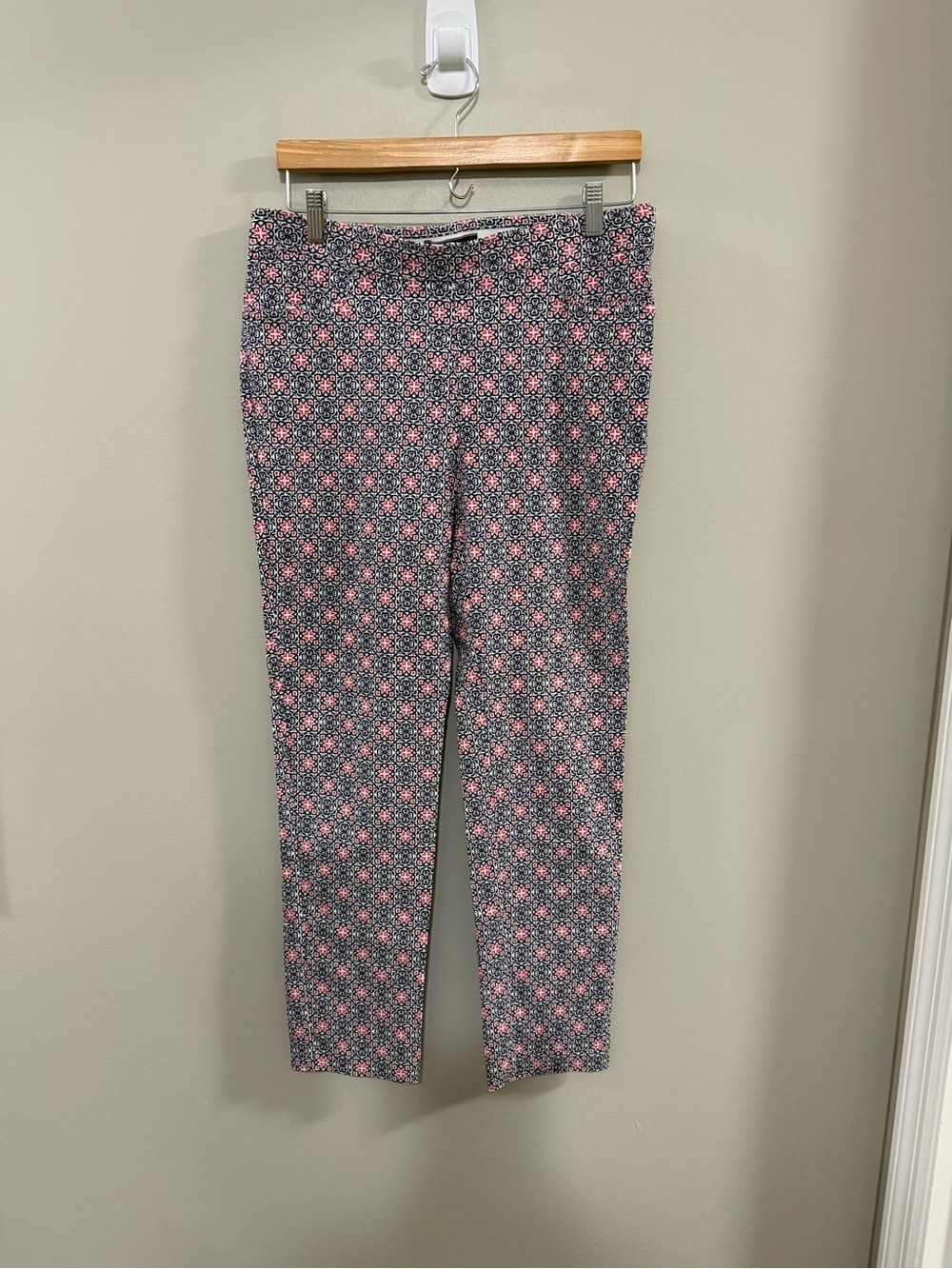 89th & Madison Blue & Red Geometric Pattern Straight Leg Pull On Pants.  Petite